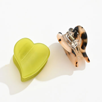 Lot de 2 petites pinces à cheveux en forme de coeur I Coloris vert pomme et marron écaille I Matière acrylique 