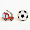 Lot de 2 pin's ballon de foot noir et blanc et camion de pompier rouge.
