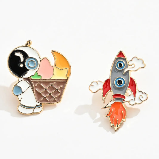 Lot de 2 pin's astronaute et fusée.