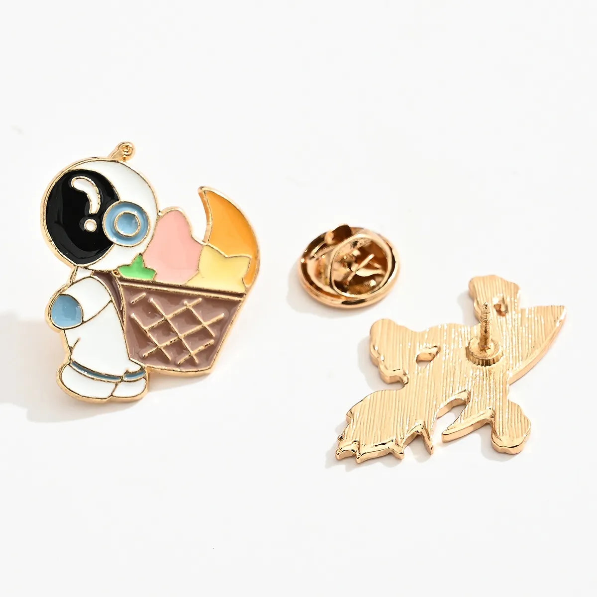 Lot de 2 pin's astronaute et fusée.