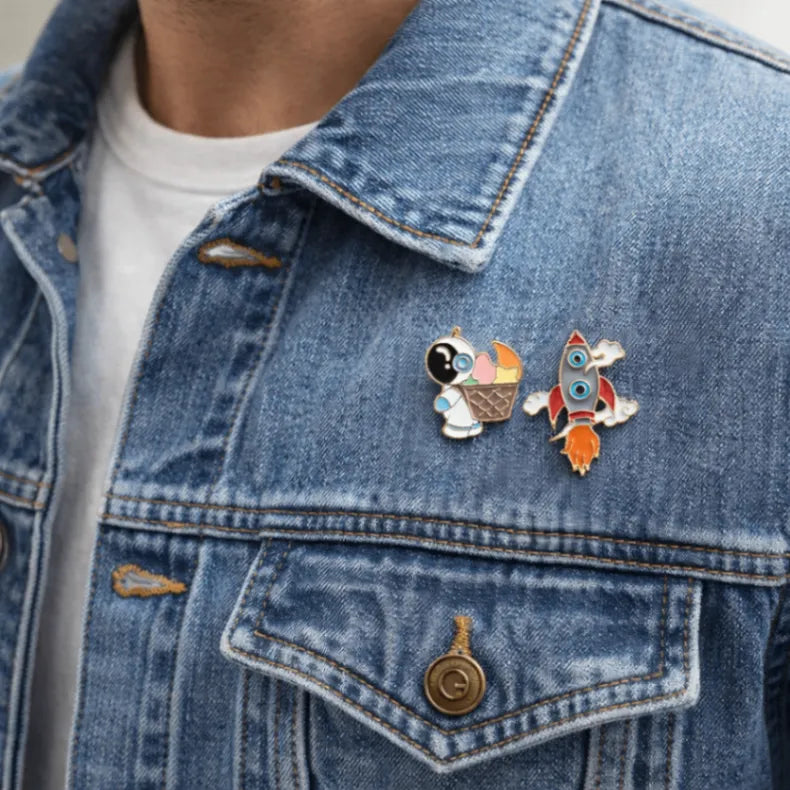 Lot de 2 pin's astronaute et fusée.