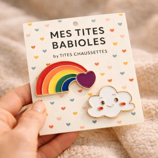Lot de 2 pin's : nuage blanc souriant et arc en ciel multicolore