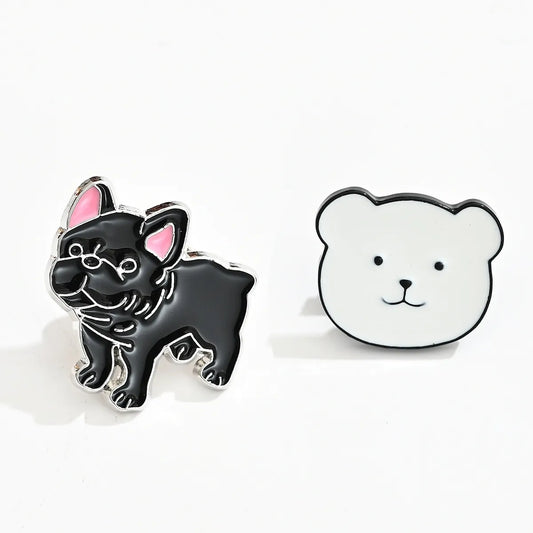Lot de 2 pin's bulldog noir et tête d'ours blanc.