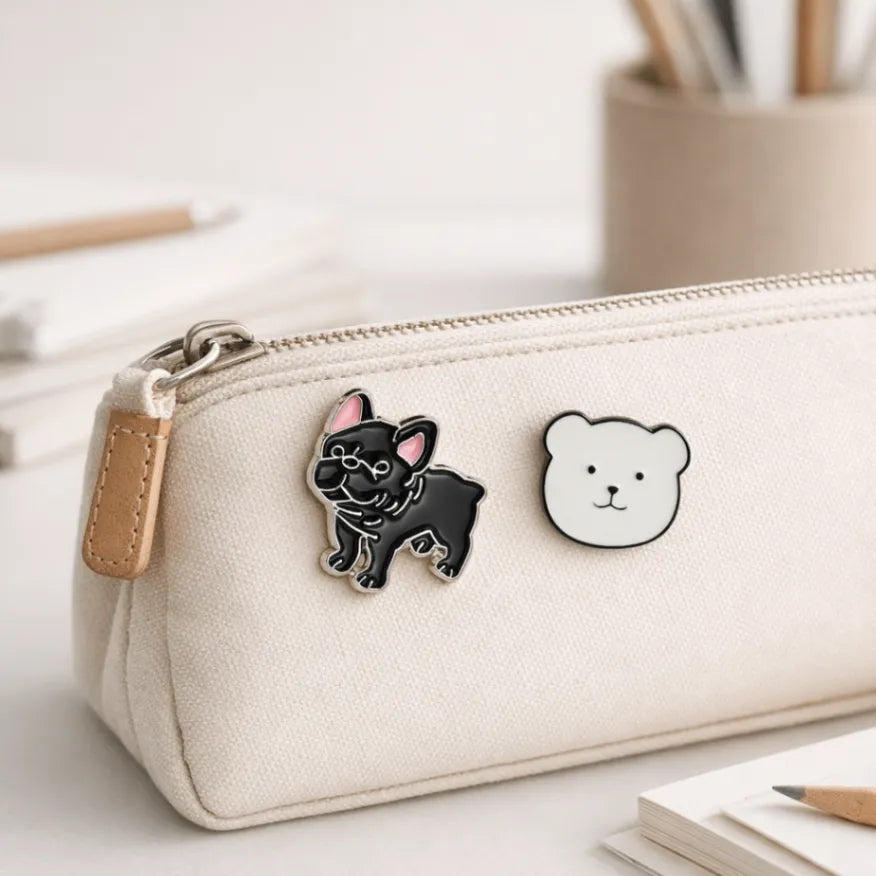 Lot de 2 pin's bulldog noir et tête d'ours blanc.