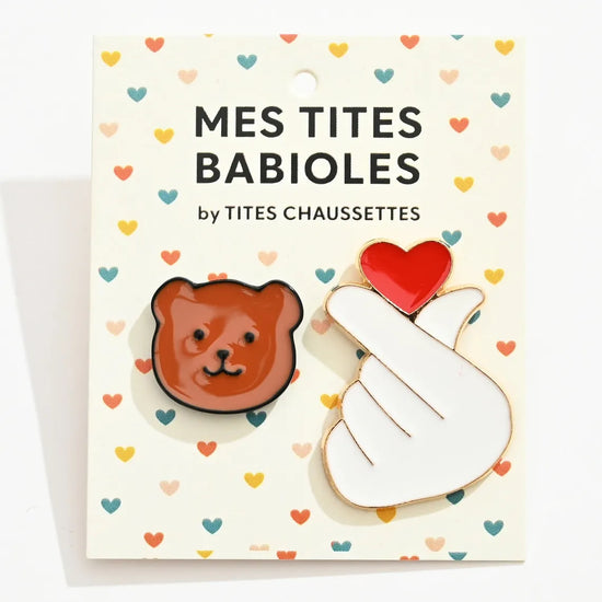 Lot de 2 pin's : tête d'ours marron et signe main coeur coréen blanc et rouge
