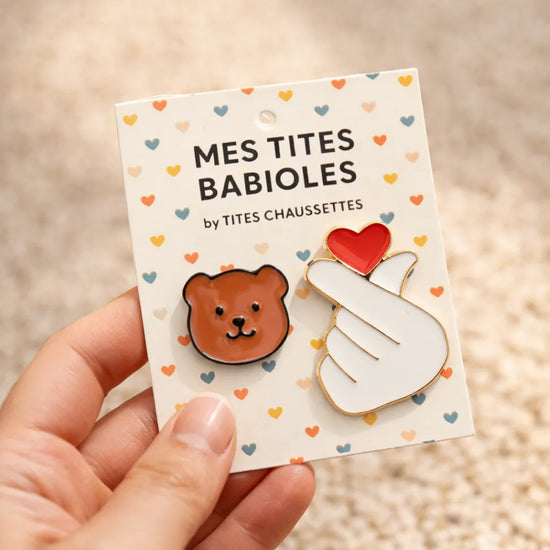 Lot de 2 pin's : tête d'ours marron et signe main coeur coréen blanc et rouge