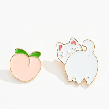 Lot de 2 pin's chat blanc et pêche. 