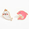 Lot de 2 pin's phoque blanc et dauphin rose.