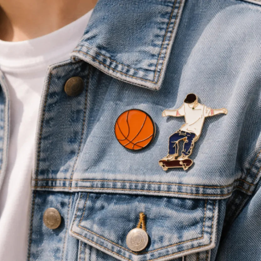 Lot de 2 pin's ballon de basket et skateur. 