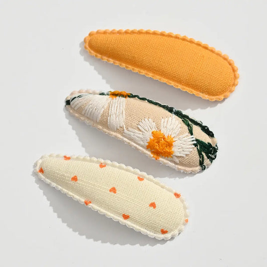 Lot de 3 barrettes classiques roses avec pince clic clac. Accessoires cheveux pratiques et élégants, adaptés aux adultes et aux enfants.