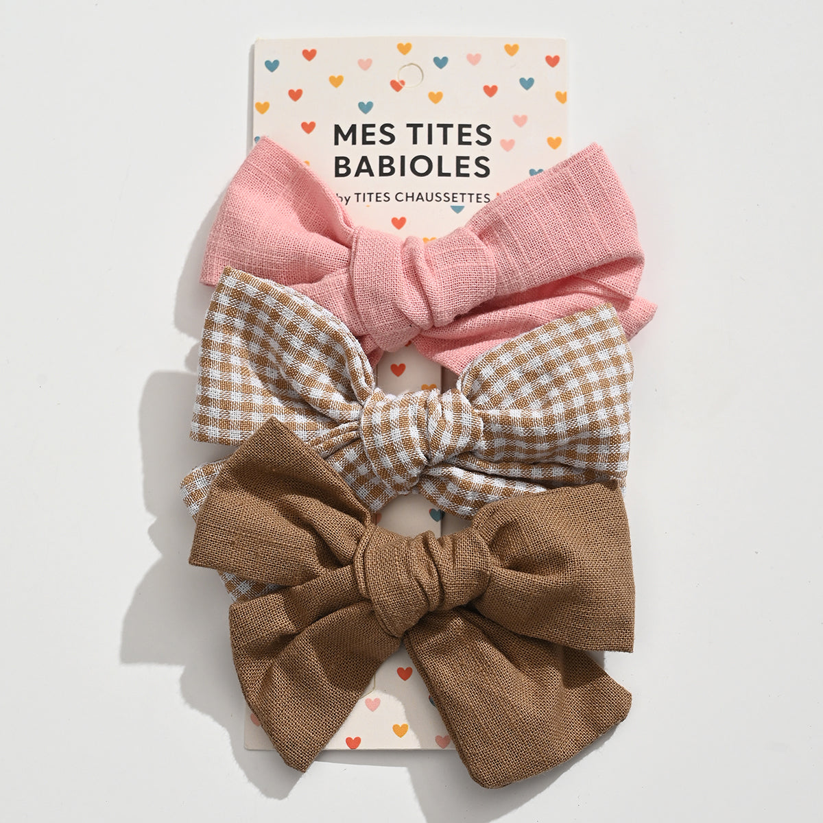 Lot de 3 barrettes pince croco fille avec nœuds en tissu aux tons doux. Accessoires cheveux élégants et confortables pour bébé et enfant.