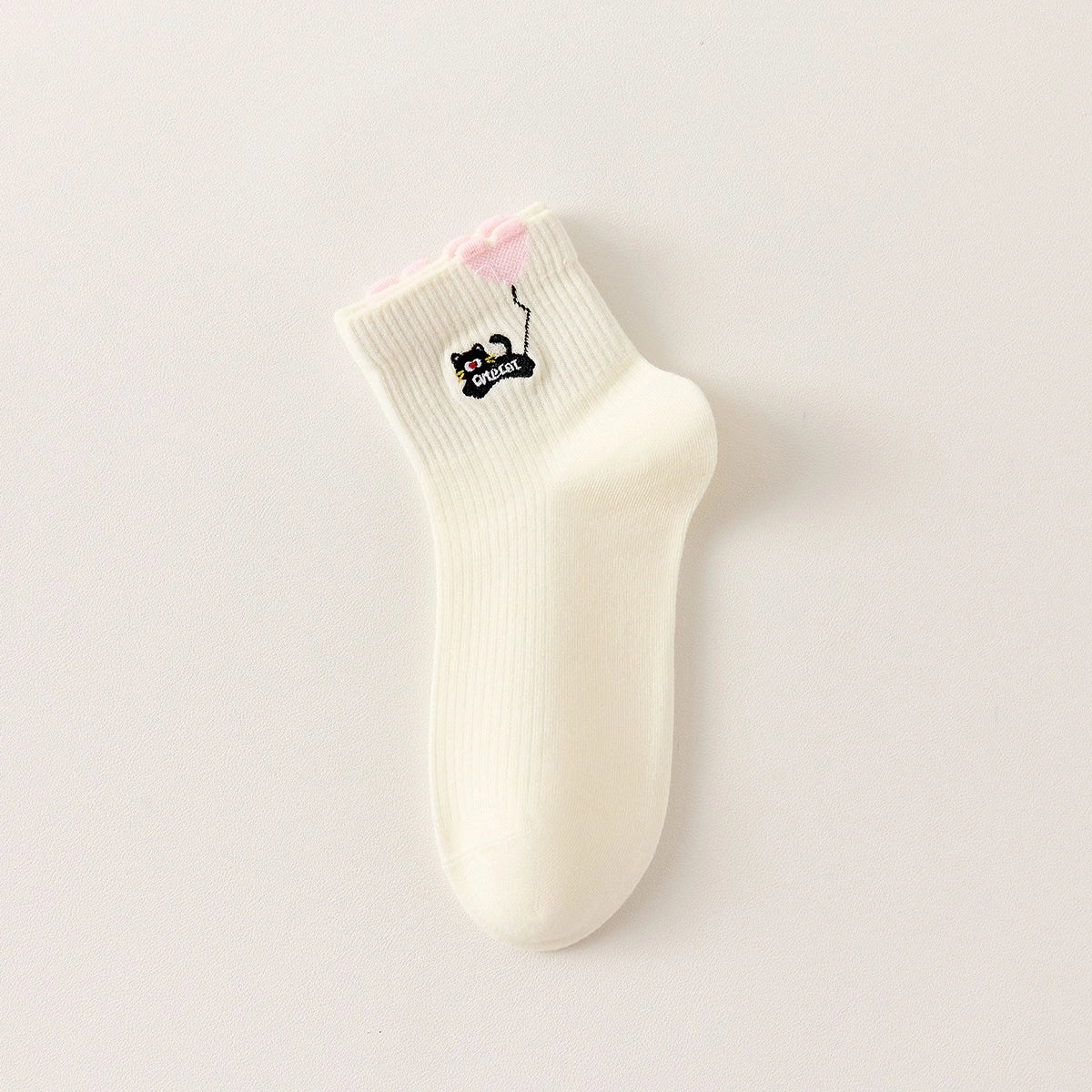 Lot de 3 chaussettes mi-hautes. Motif chat noir tenant un ballon en forme de coeur. Coloris blanc, beige et gris. Coeur contrasté.