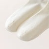 Lot de 3 chaussettes mi-hautes. Motif chat noir tenant un ballon en forme de coeur. Coloris blanc, beige et gris. Coeur contrasté.