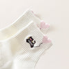 Lot de 3 chaussettes mi-hautes. Motif chat noir tenant un ballon en forme de coeur. Coloris blanc, beige et gris. Coeur contrasté.