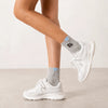 Lot de 3 chaussettes mi-hautes. Motif chat noir tenant un ballon en forme de coeur. Coloris blanc, beige et gris. Coeur contrasté.