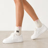 Lot de 3 chaussettes mi-hautes. Motif chat noir tenant un ballon en forme de coeur. Coloris blanc, beige et gris. Coeur contrasté.