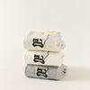 Lot de 3 chaussettes mi-hautes. Motif chat noir tenant un ballon en forme de coeur. Coloris blanc, beige et gris. Coeur contrasté.