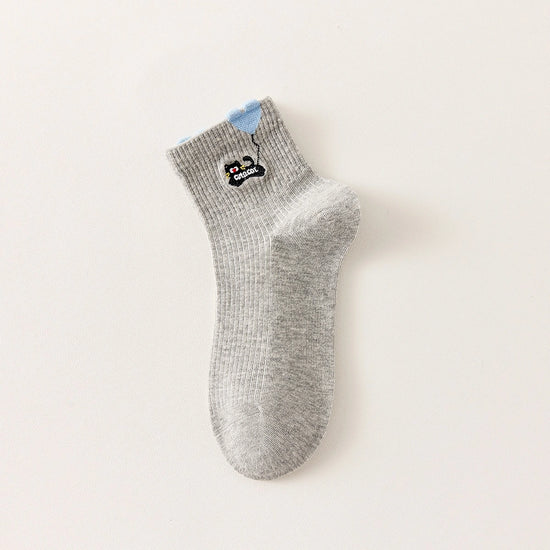 Lot de 3 chaussettes mi-hautes. Motif chat noir tenant un ballon en forme de coeur. Coloris blanc, beige et gris. Coeur contrasté.