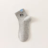 Lot de 3 chaussettes mi-hautes. Motif chat noir tenant un ballon en forme de coeur. Coloris blanc, beige et gris. Coeur contrasté.