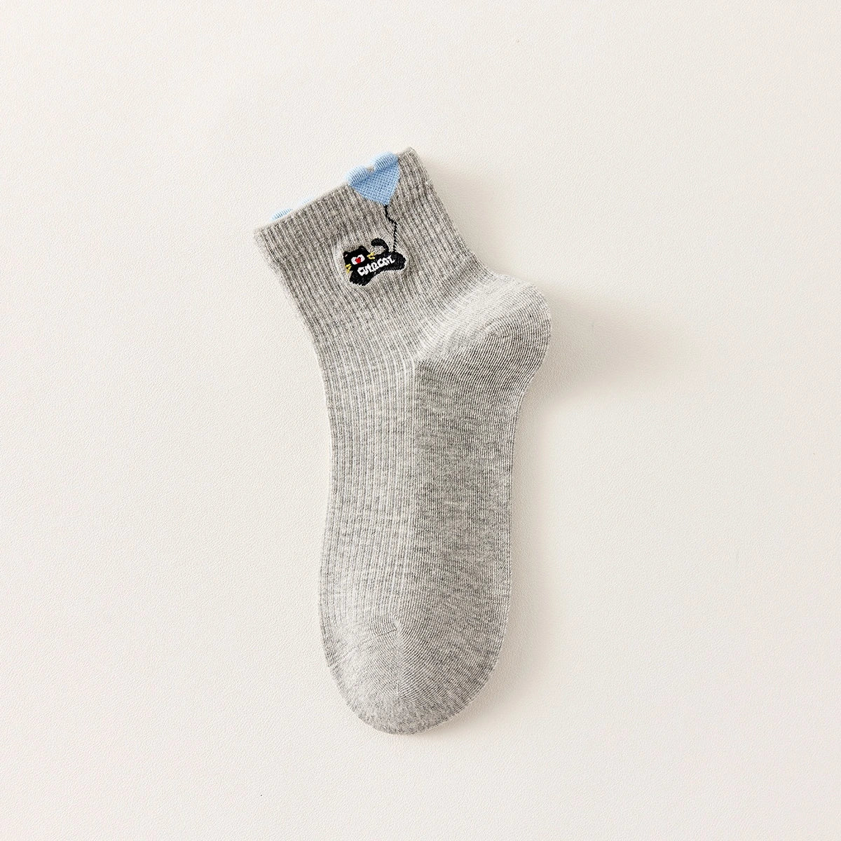 Lot de 3 chaussettes mi-hautes. Motif chat noir tenant un ballon en forme de coeur. Coloris blanc, beige et gris. Coeur contrasté.