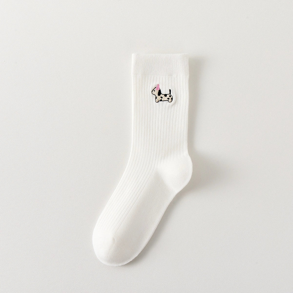 Lot de 3 chaussettes hautes côtelées. Coloris noir, gris chiné, blanc. Broderie petit chien sur l'extérieur du pied. 