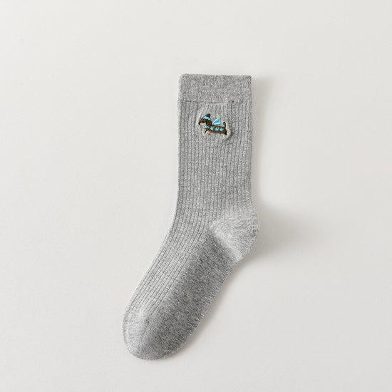 Lot de 3 chaussettes hautes côtelées. Coloris noir, gris chiné, blanc. Broderie petit chien sur l'extérieur du pied. 