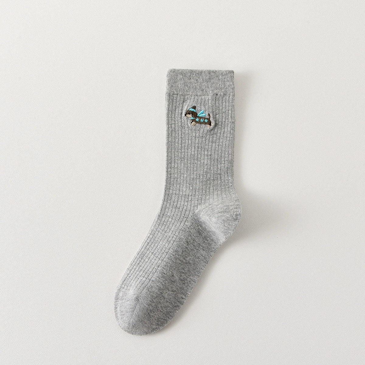 Lot de 3 chaussettes hautes côtelées. Coloris noir, gris chiné, blanc. Broderie petit chien sur l'extérieur du pied. 