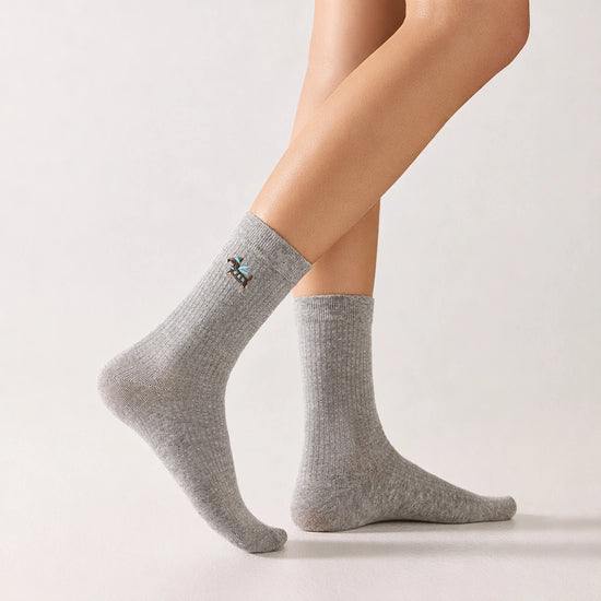 Lot de 3 chaussettes hautes côtelées. Coloris noir, gris chiné, blanc. Broderie petit chien sur l'extérieur du pied. 