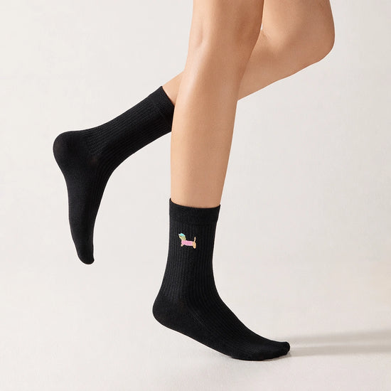 Lot de 3 chaussettes hautes côtelées. Coloris noir, gris chiné, blanc. Broderie petit chien sur l'extérieur du pied. 