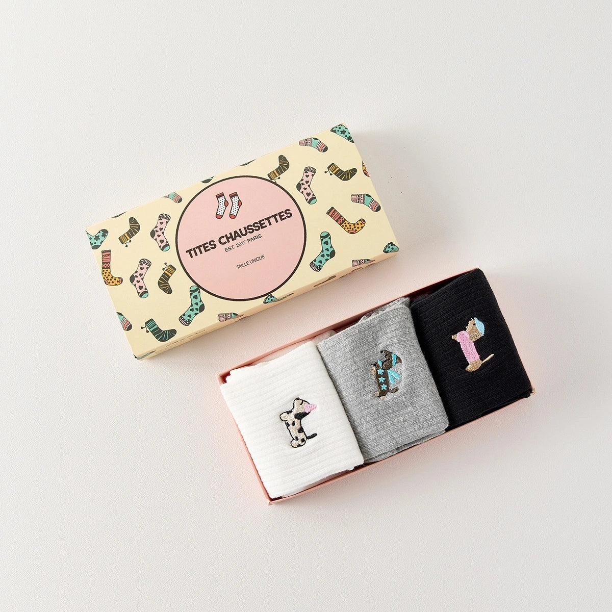 Lot de 3 chaussettes hautes côtelées. Coloris noir, gris chiné, blanc. Broderie petit chien sur l'extérieur du pied. 