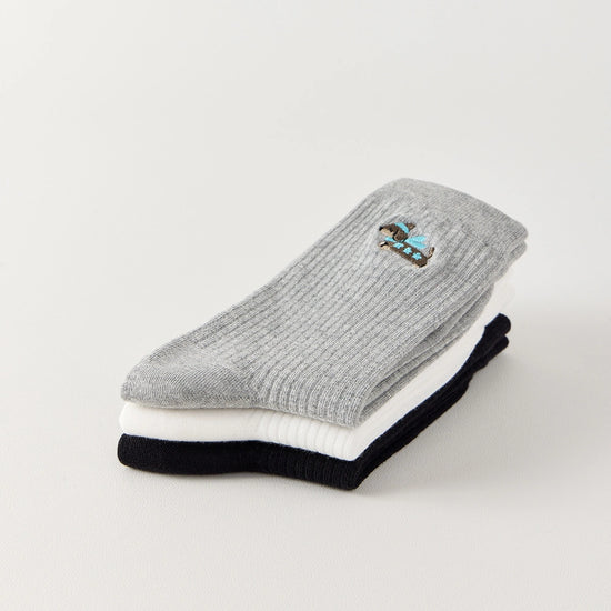 Lot de 3 chaussettes hautes côtelées. Coloris noir, gris chiné, blanc. Broderie petit chien sur l'extérieur du pied. 