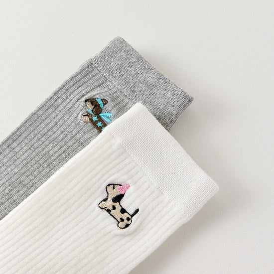 Lot de 3 chaussettes hautes côtelées. Coloris noir, gris chiné, blanc. Broderie petit chien sur l'extérieur du pied. 