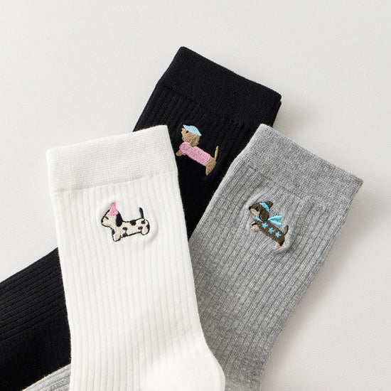Lot de 3 chaussettes hautes côtelées. Coloris noir, gris chiné, blanc. Broderie petit chien sur l'extérieur du pied. 