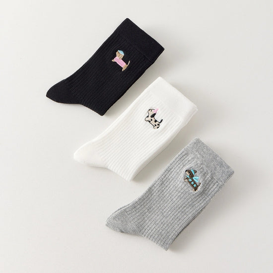 Lot de 3 chaussettes hautes côtelées. Coloris noir, gris chiné, blanc. Broderie petit chien sur l'extérieur du pied. 