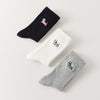 Lot de 3 chaussettes hautes côtelées. Coloris noir, gris chiné, blanc. Broderie petit chien sur l'extérieur du pied. 