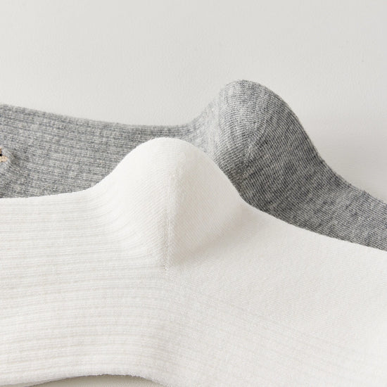 Lot de 3 chaussettes hautes côtelées. Coloris noir, gris chiné, blanc. Broderie petit chien sur l'extérieur du pied. 