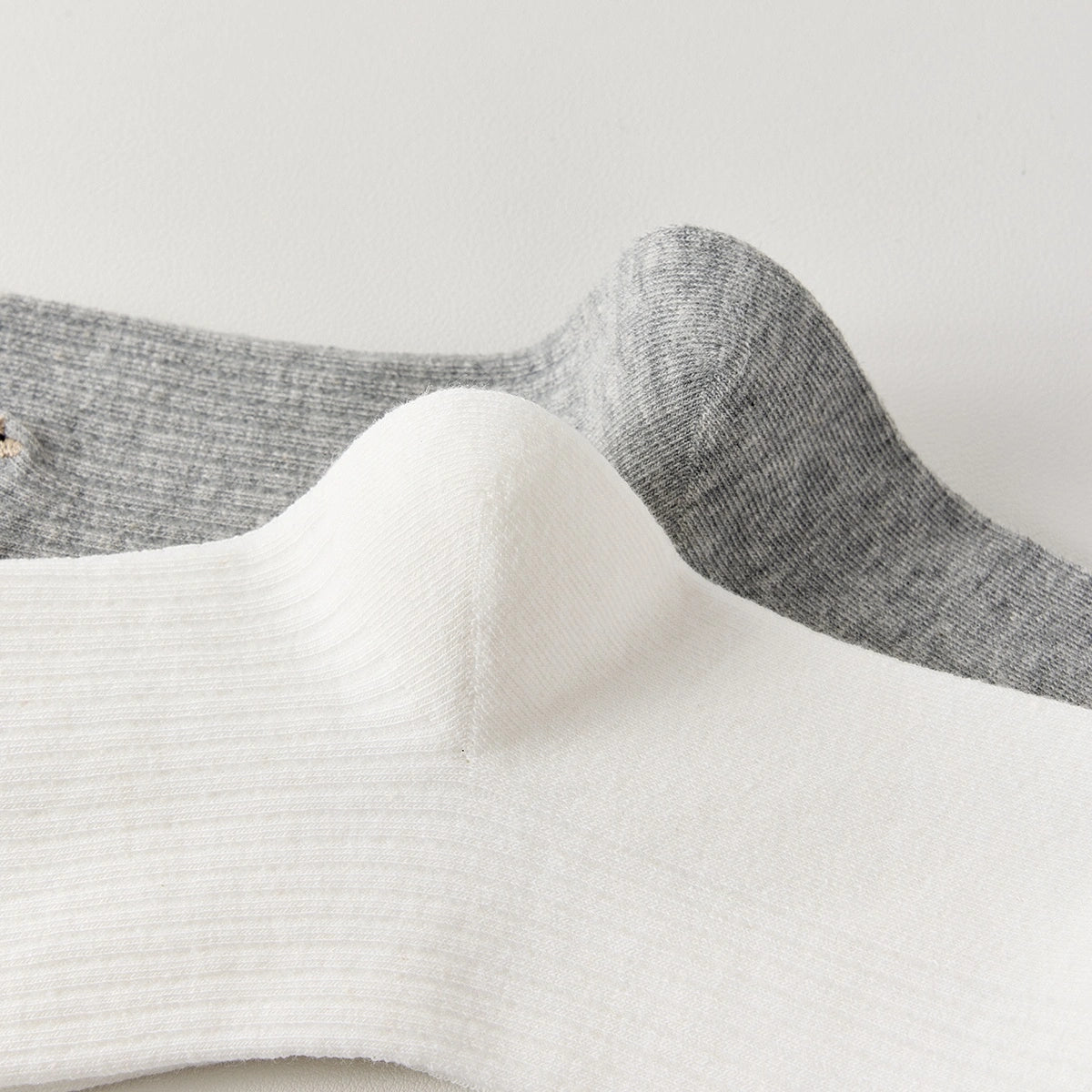 Lot de 3 chaussettes hautes côtelées. Coloris noir, gris chiné, blanc. Broderie petit chien sur l'extérieur du pied. 