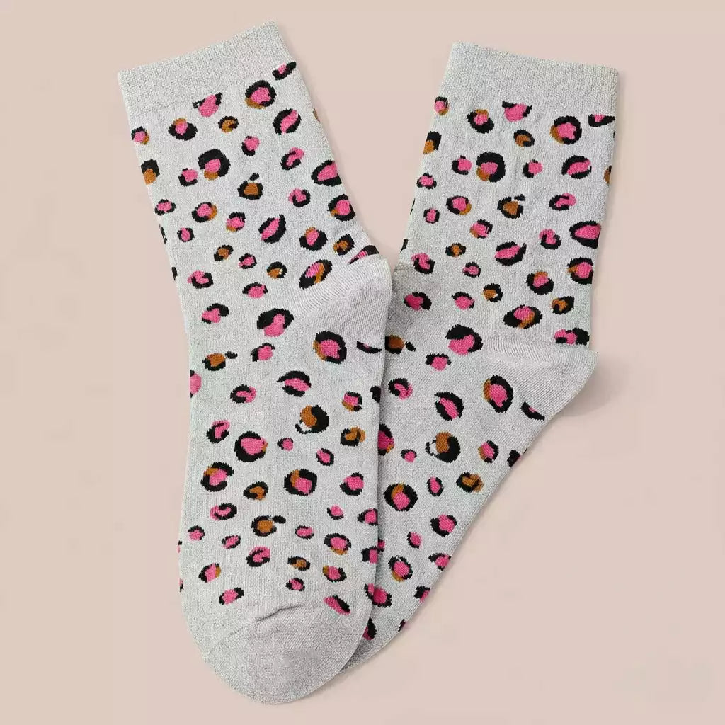 Lot de 3 chaussettes montantes femme, fond beige lurex ou gris chiné, motif coeur et léopard. 