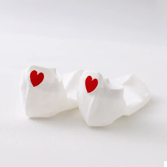 Chaussettes blanches en coton à languette cœur rouge pour femme | Chaussettes douces et respirantes | Fabriquées à partir de matériaux de haute qualité | Un cadeau parfait pour les femmes de tous âges