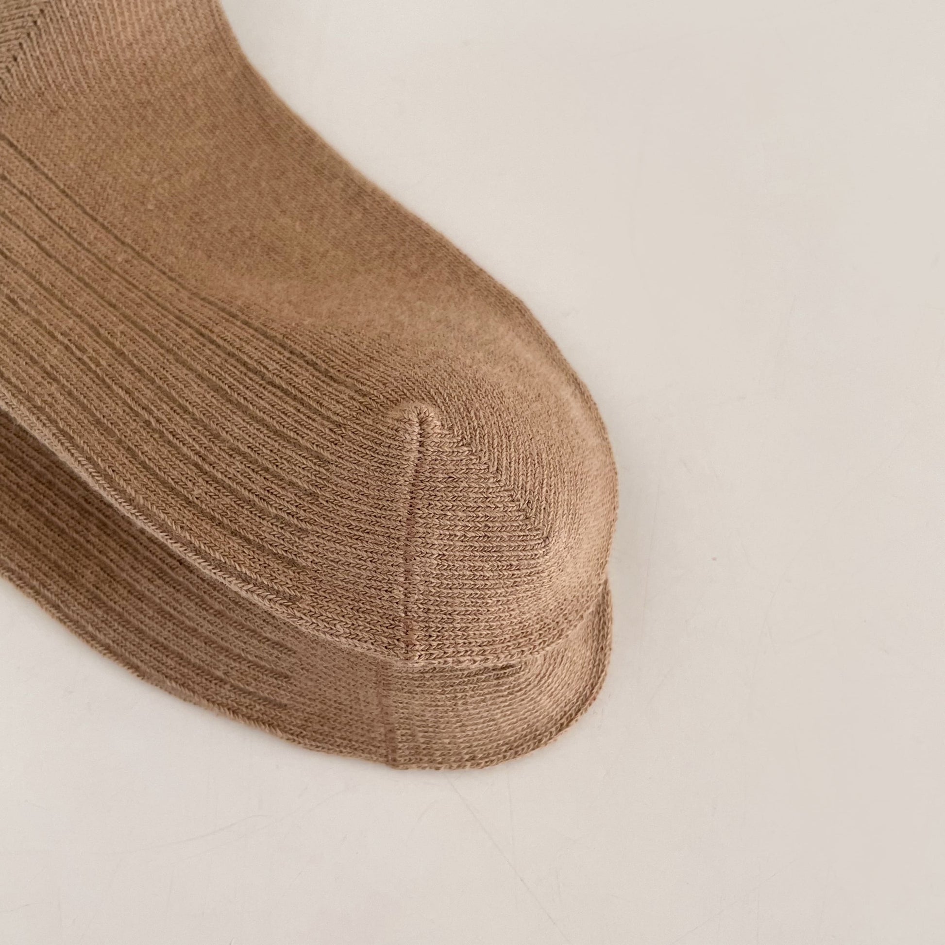 Lot de 4 chaussettes enfant tons neutres avec bord volanté. Confortables et douces, idéales de 12 mois à 12 ans pour un look élégant et discret.


