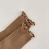 Lot de 4 chaussettes enfant tons neutres avec bord volanté. Confortables et douces, idéales de 12 mois à 12 ans pour un look élégant et discret.

