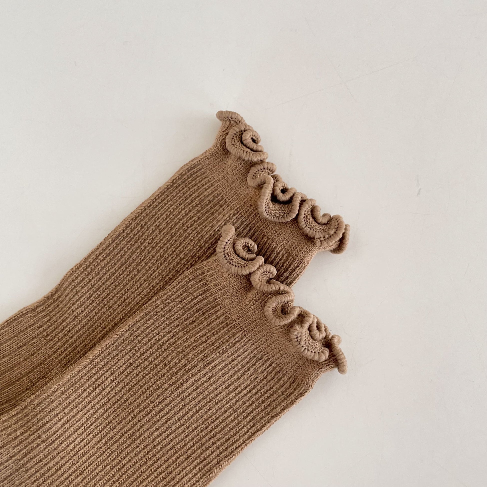 Lot de 4 chaussettes enfant tons neutres avec bord volanté. Confortables et douces, idéales de 12 mois à 12 ans pour un look élégant et discret.

