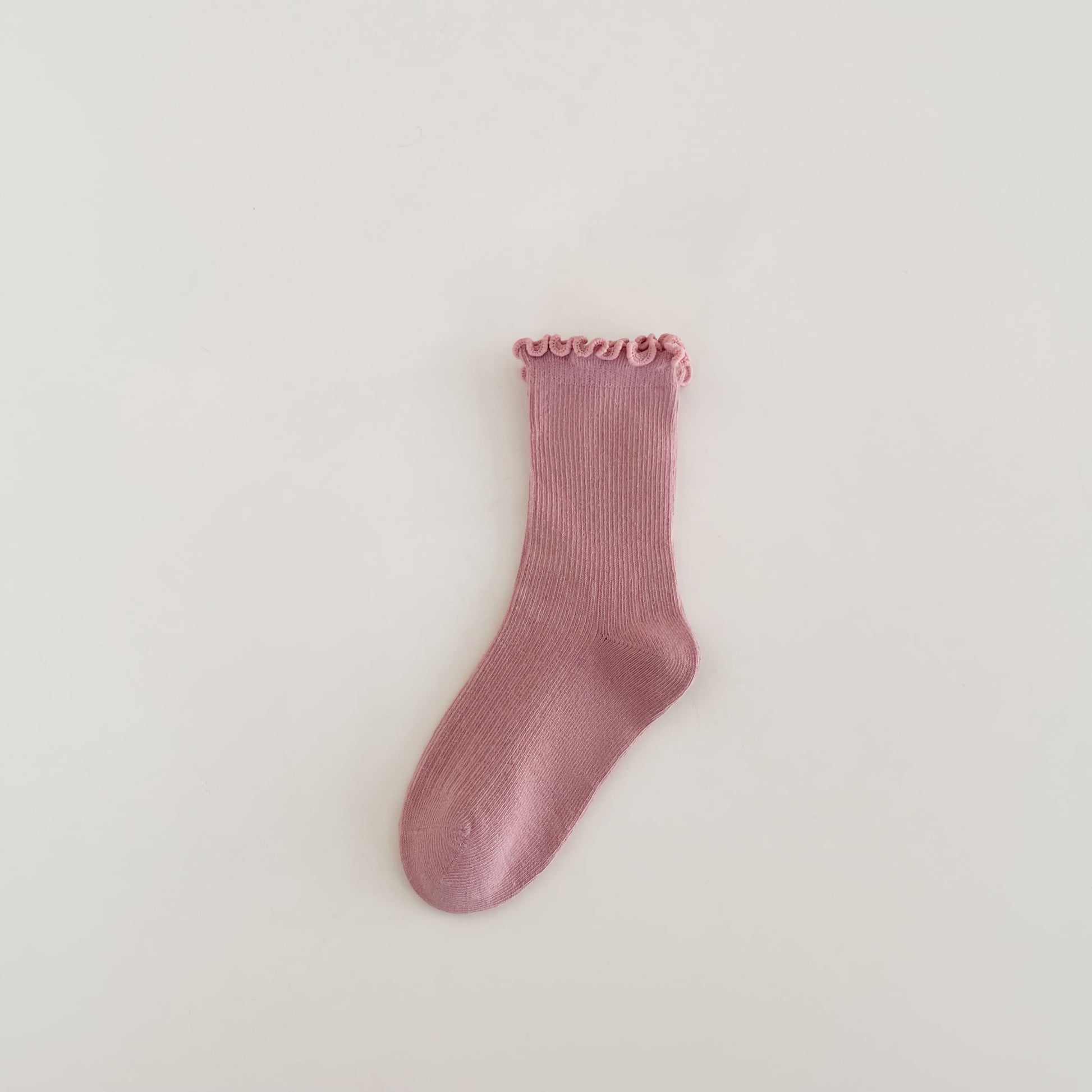 Lot de 4 chaussettes enfant tons neutres avec bord volanté. Confortables et douces, idéales de 12 mois à 12 ans pour un look élégant et discret.

