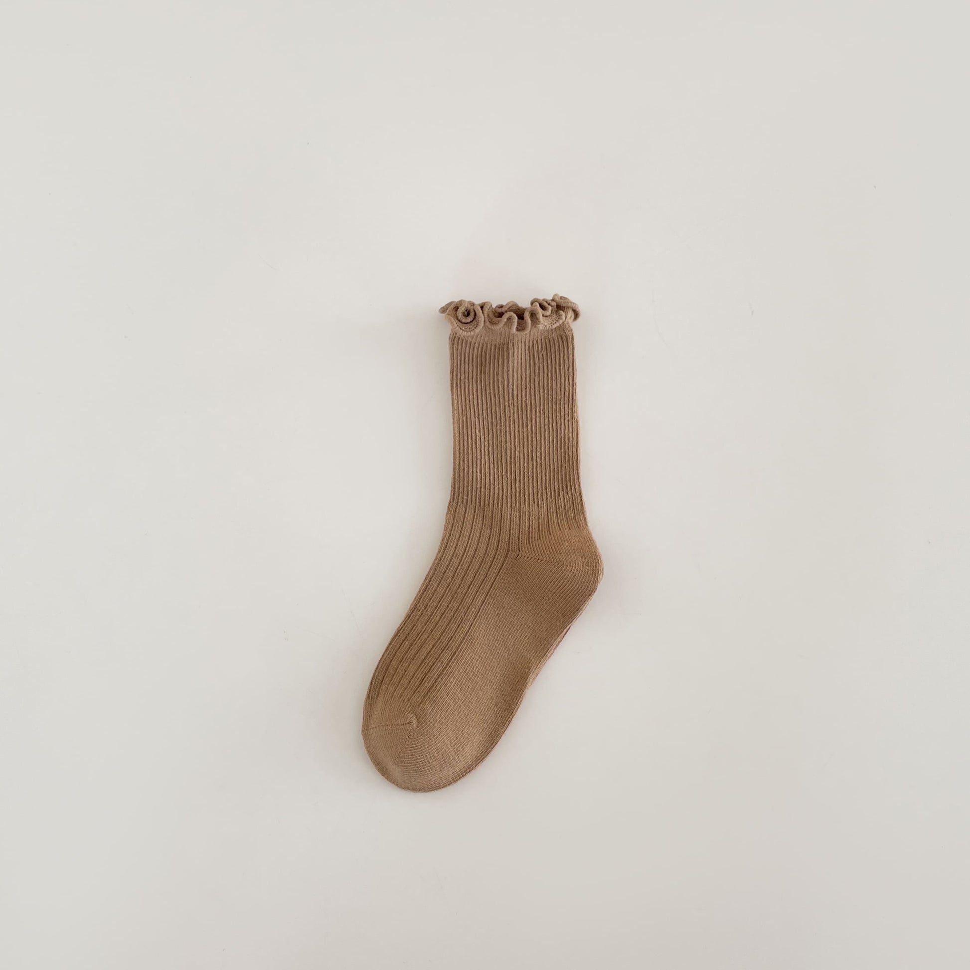 Lot de 4 chaussettes enfant tons neutres avec bord volanté. Confortables et douces, idéales de 12 mois à 12 ans pour un look élégant et discret.

