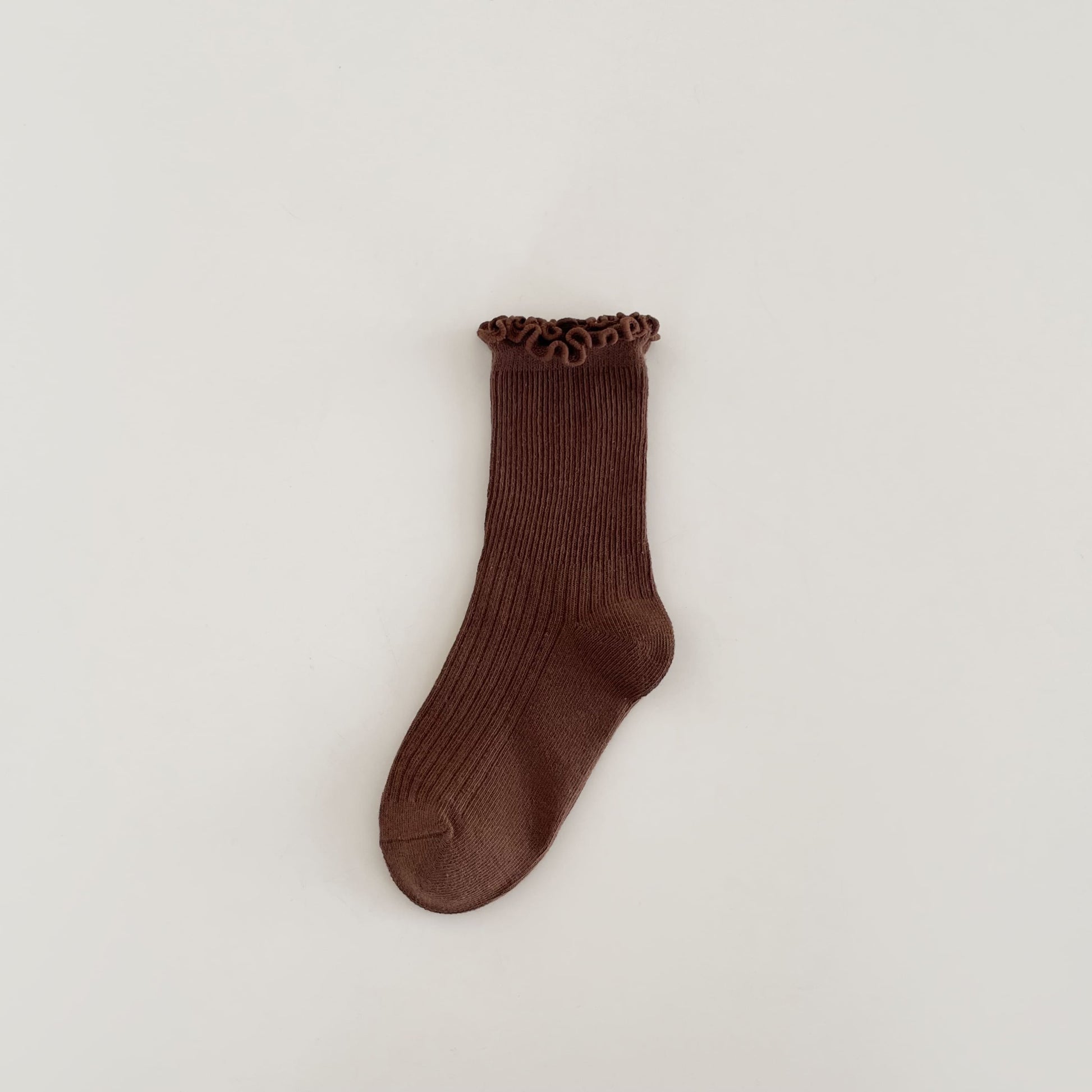 Lot de 4 chaussettes enfant tons neutres avec bord volanté. Confortables et douces, idéales de 12 mois à 12 ans pour un look élégant et discret.


