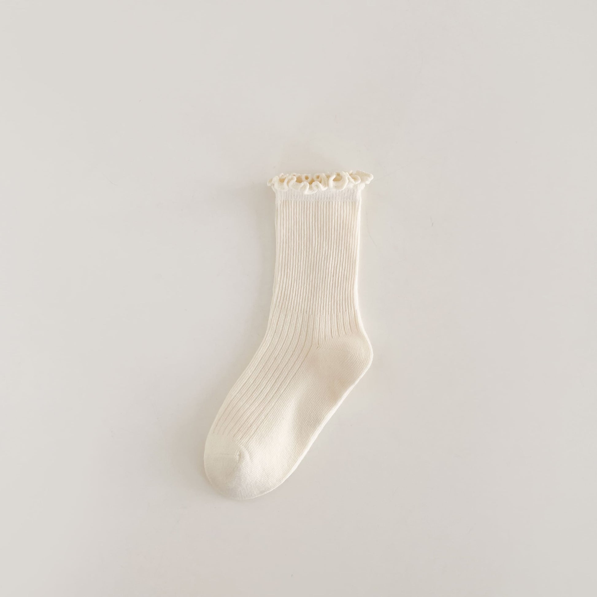 Lot de 4 chaussettes enfant tons neutres avec bord volanté. Confortables et douces, idéales de 12 mois à 12 ans pour un look élégant et discret.

