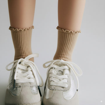 Lot de 4 chaussettes enfant tons neutres avec bord volanté. Confortables et douces, idéales de 12 mois à 12 ans pour un look élégant et discret.

