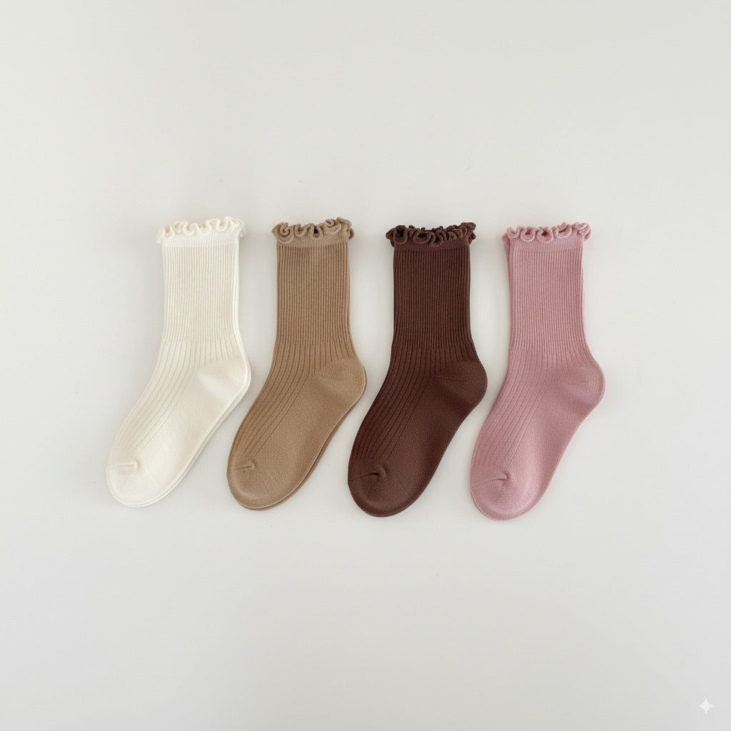Lot de 4 chaussettes enfant tons neutres avec bord volanté. Confortables et douces, idéales de 12 mois à 12 ans pour un look élégant et discret.

