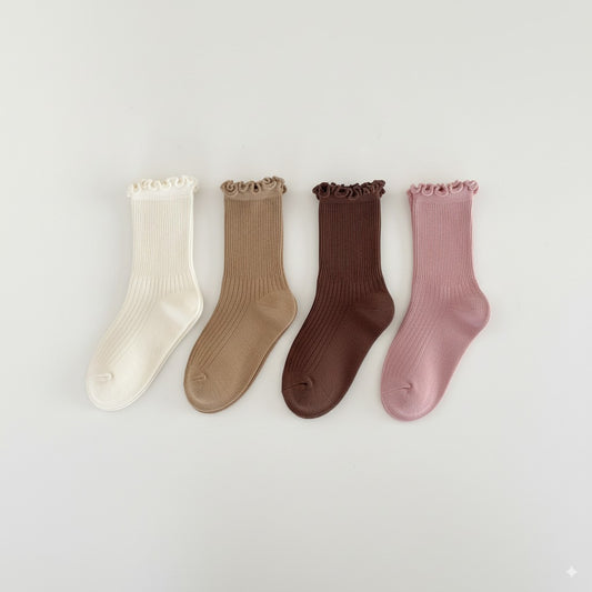 Lot de 4 chaussettes enfant tons neutres avec bord volanté. Confortables et douces, idéales de 12 mois à 12 ans pour un look élégant et discret.

