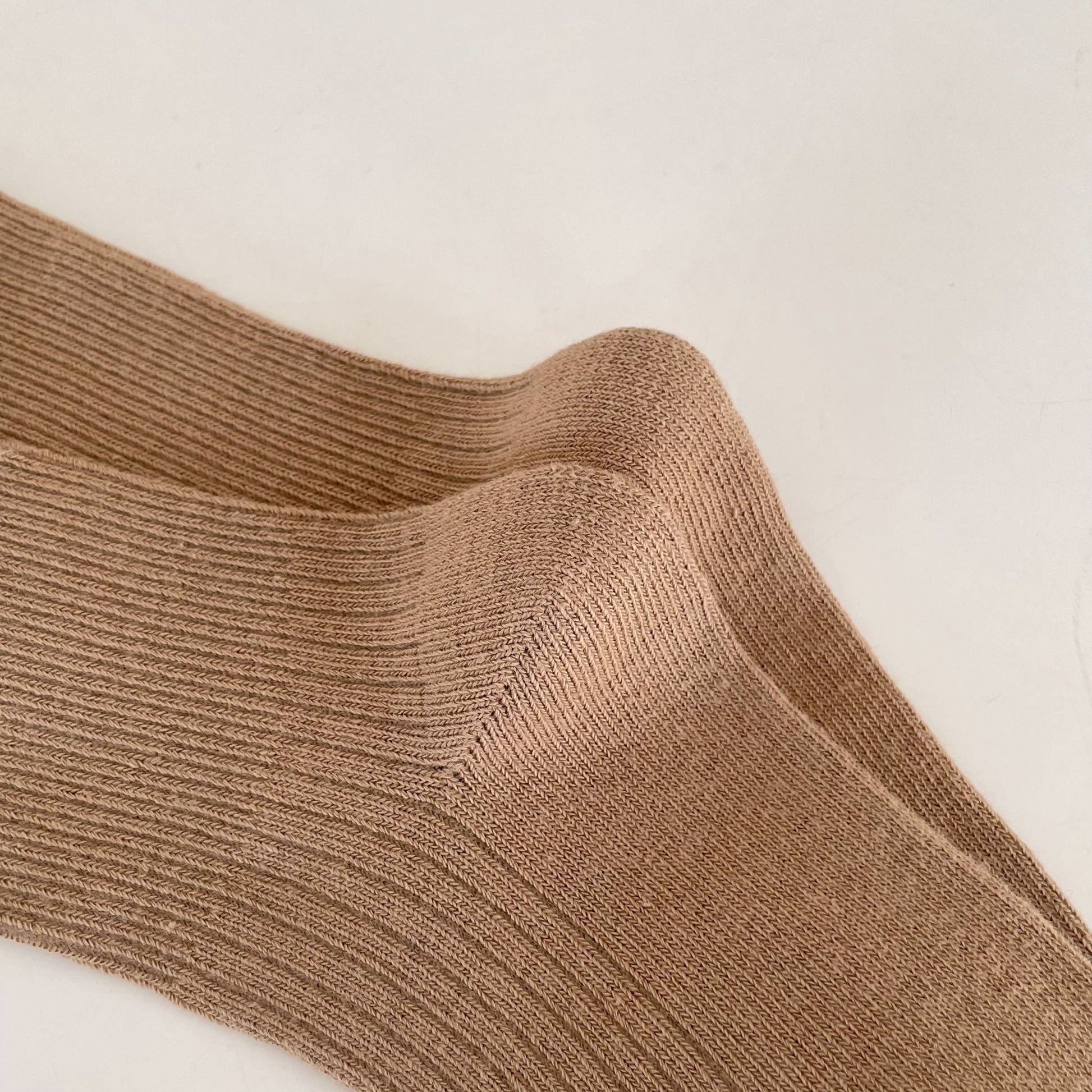 Lot de 4 chaussettes enfant tons neutres avec bord volanté. Confortables et douces, idéales de 12 mois à 12 ans pour un look élégant et discret.

